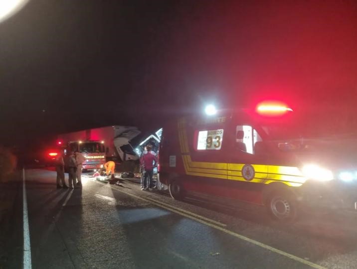 Acidente entre caminhão e van de pacientes deixa 12 mortos e feridos