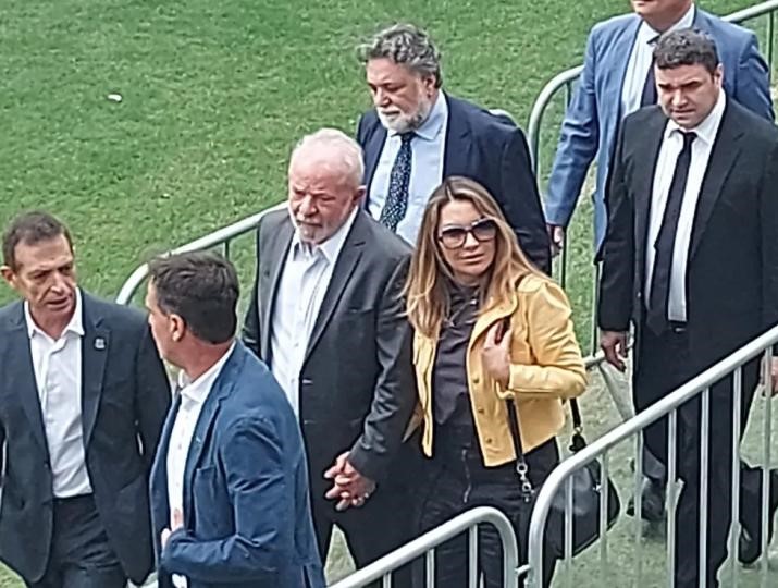 Lula chega ao velório do Rei Pelé na Vila Belmiro