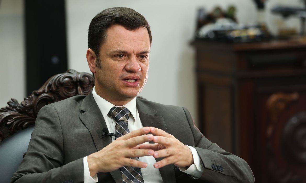 Moraes determina e PF faz operação para prender ex-ministro de Bolsonaro