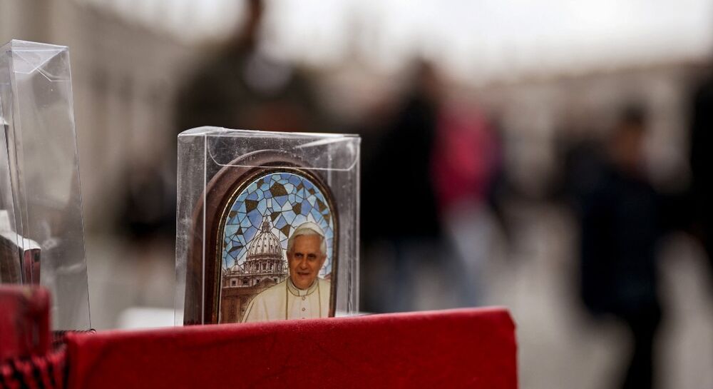 Milhares de fiéis vão à Basílica de São Pedro se despedir de Bento XVI