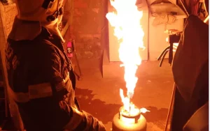 Botijão em chamas provoca medo em moradores
