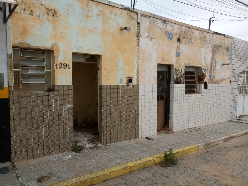 Casas abandonadas viram ponto de drogas e sexo no Centro de ST