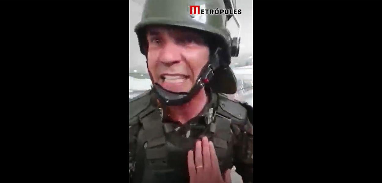 Coronel do Exército tenta impedir PM de prender vândalos no Planalto