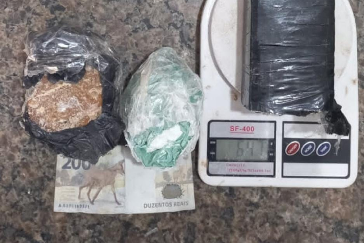 PM flagra quadrilha com drogas e prende casal