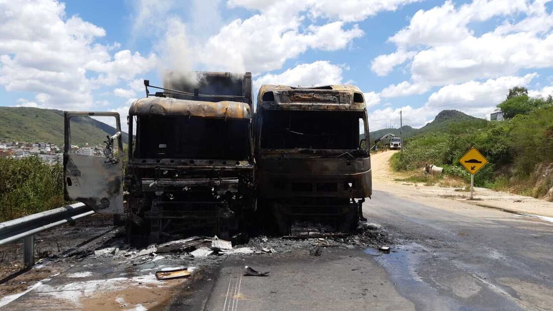 Colisão causa incêndio de dois caminhões na BR-232