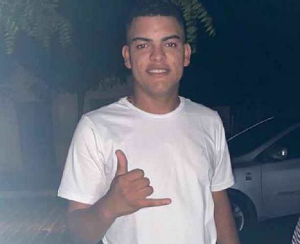 Jovem de 20 anos morre ao colidir moto em uma vaca