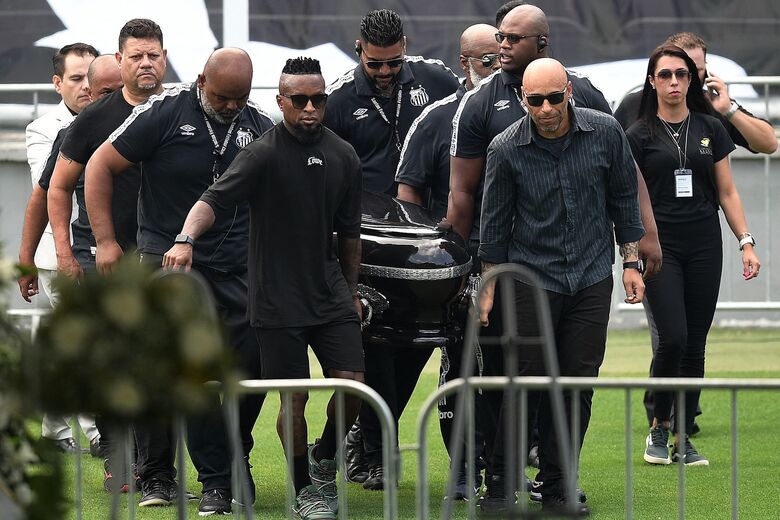 Autoridades, ídolos do Santos e familiares; confira quem está no velório de Pelé