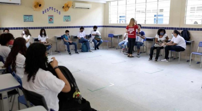 MPPE cobra do governo de PE convocação dos professores