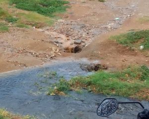 Moradores registram lamaçal e esgotos em ST e cobram ação