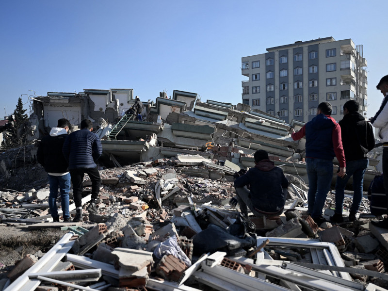 Número de mortos em terremoto em Turquia e Síria passa de 22.300