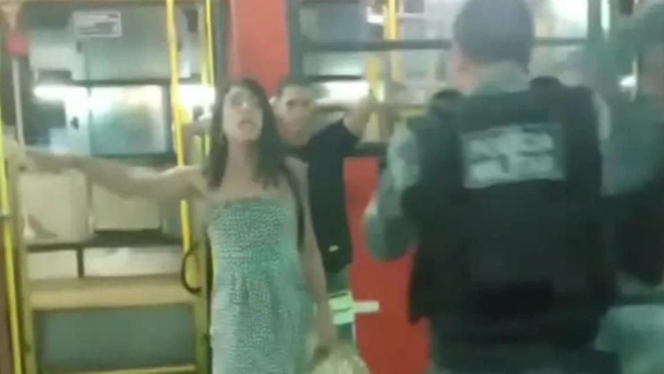 Passageira é agredida no rosto por PM em Recife