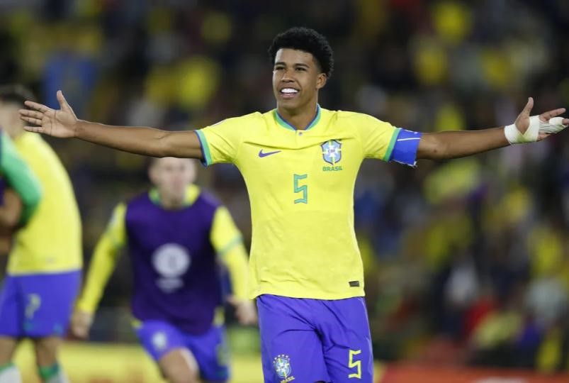 Entenda o que falta para a negociação ser concluída; o jogador já está no Brasil