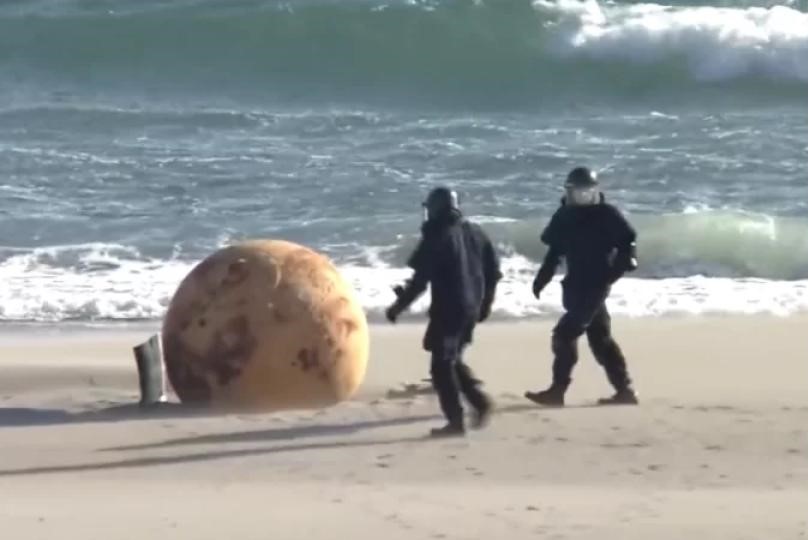 Bola misteriosa aparece em praia; polícia investiga o que é objeto