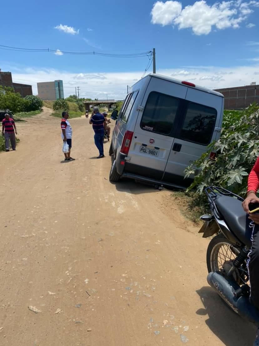 Vídeo flagra van 'engolida' por cratera em ST