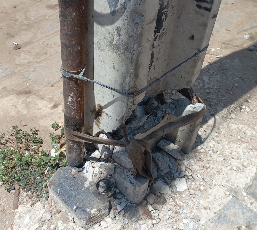 Em bairro de Serra Talhada poste é amarrado com cinta para não cair