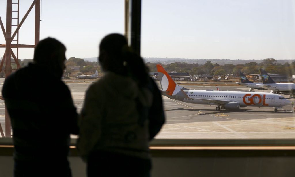 Casal abandona bebê para não pagar passagem extra em aeroporto