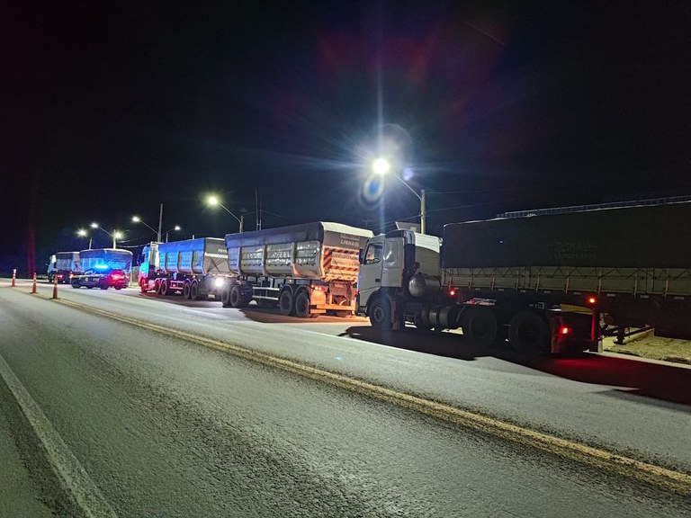 PRF retém caminhões com toneladas de milho em ST
