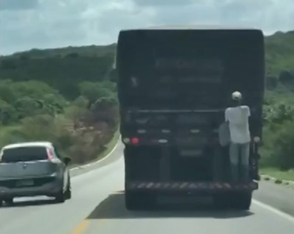 Homem é flagrado ‘viajando’ pendurado em PE