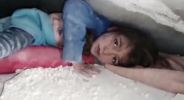 Menina é achada protegendo irmão mais novo em escombros na Síria