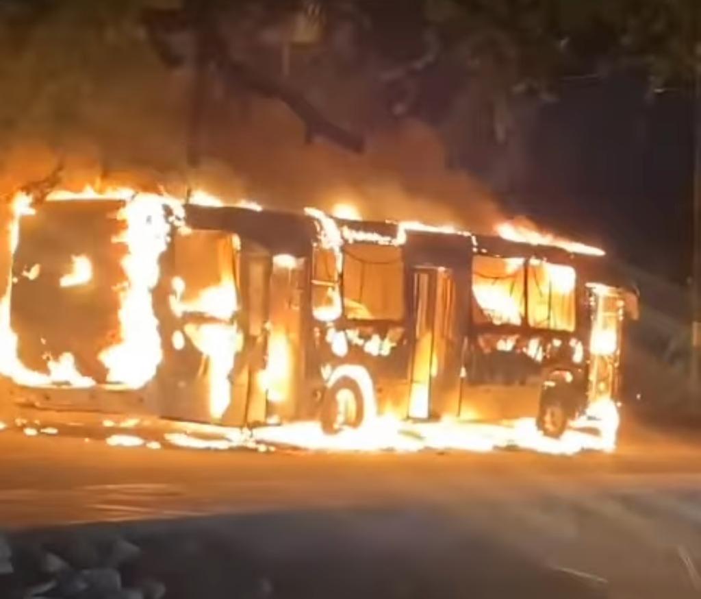 Ônibus é incendiado durante protesto em Olinda