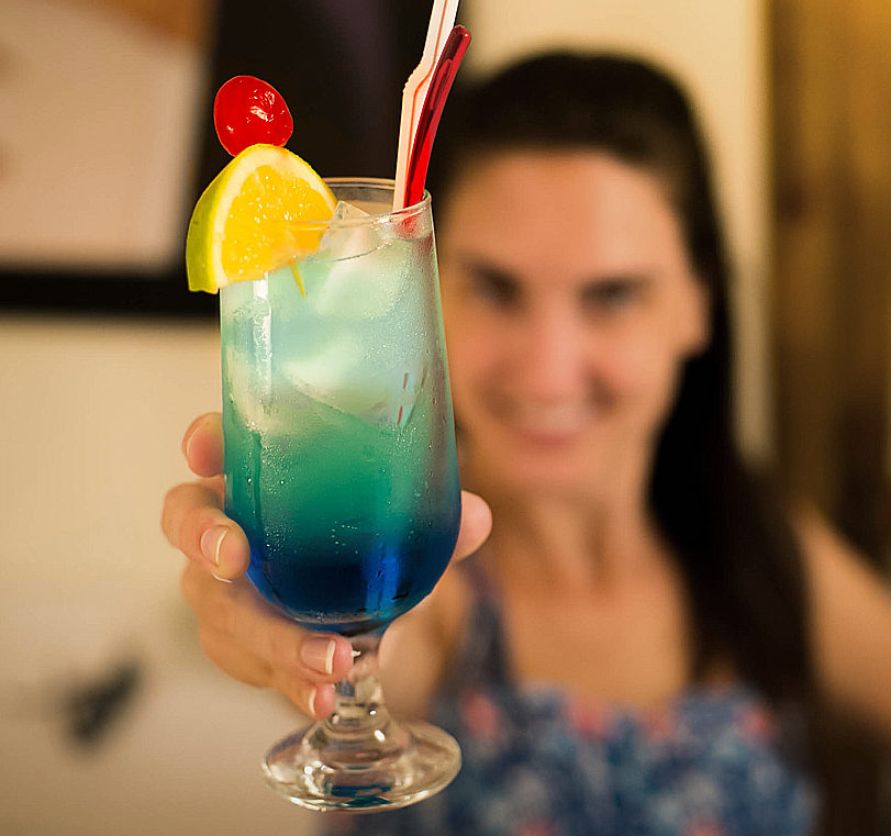 Aprenda a fazer o drink Lagoa Azul para refrescar seu Carnaval