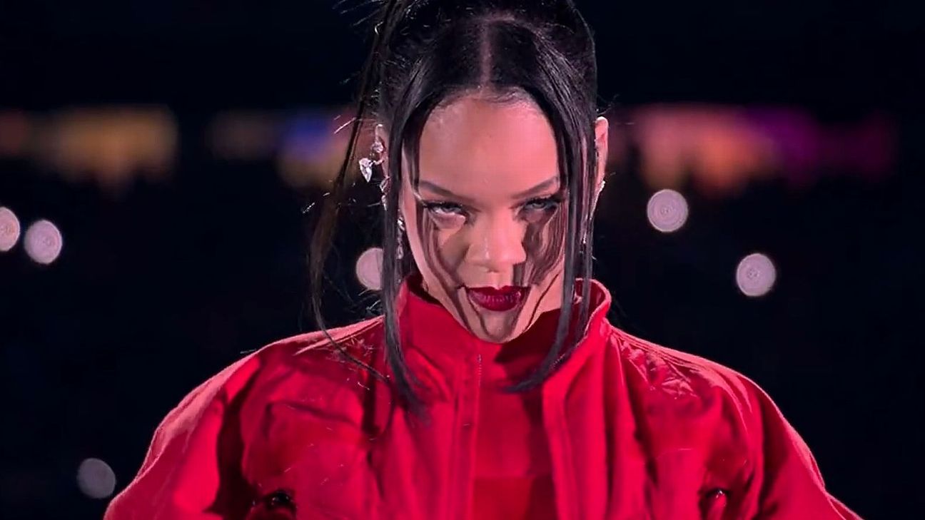 Rihanna "quebra a internet" com show no Super Bowl e revela gravidez