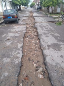 Rua de ST parece cenário de guerra; população cobra