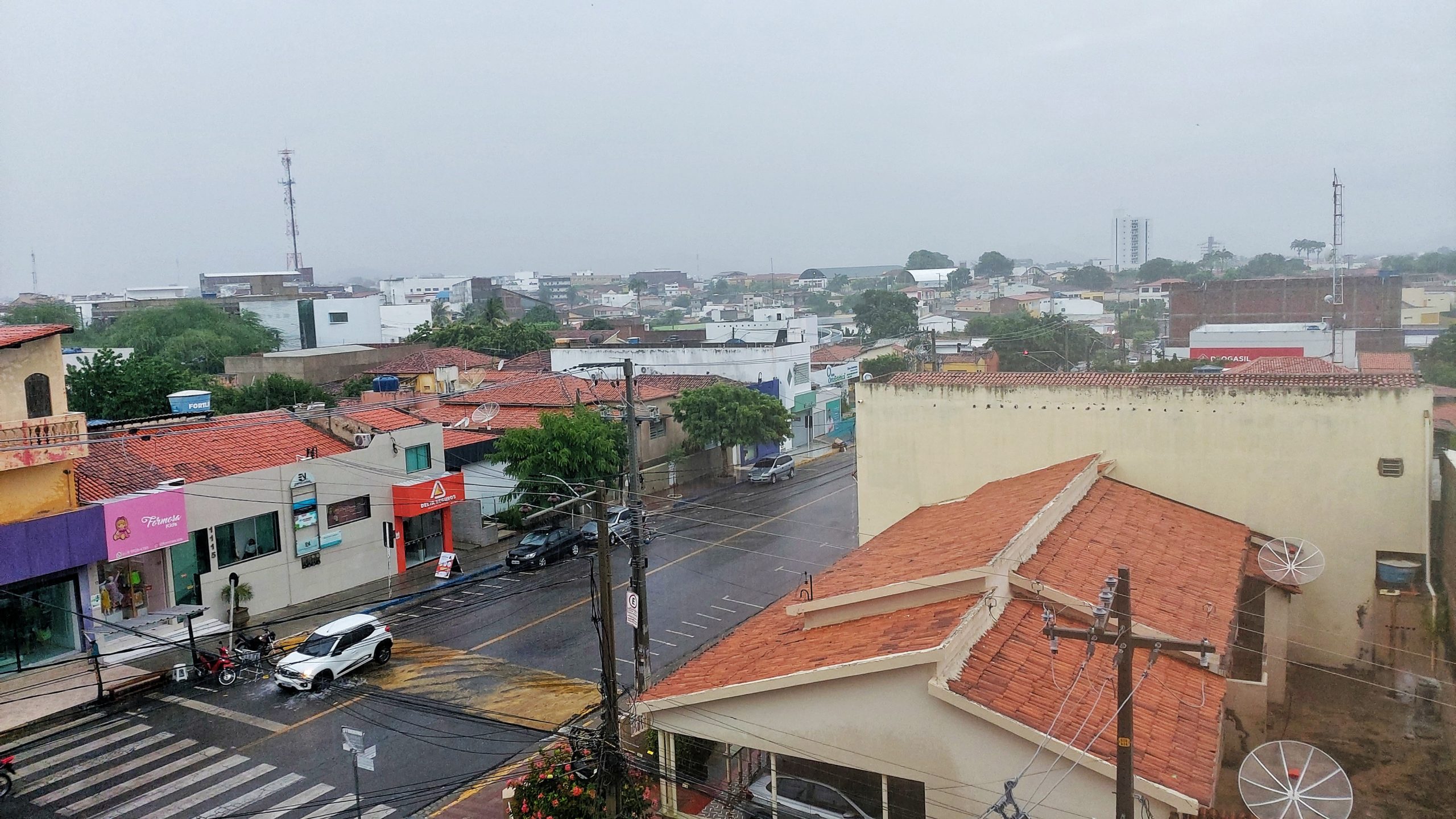 Chuva forte alivia calor em ST e causa alagamentos