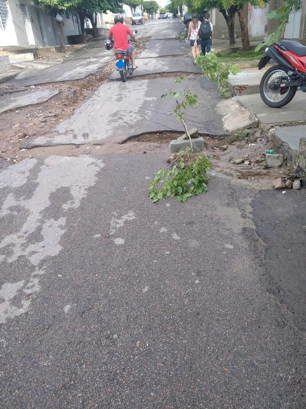 Rua de ST parece cenário de guerra; população cobra