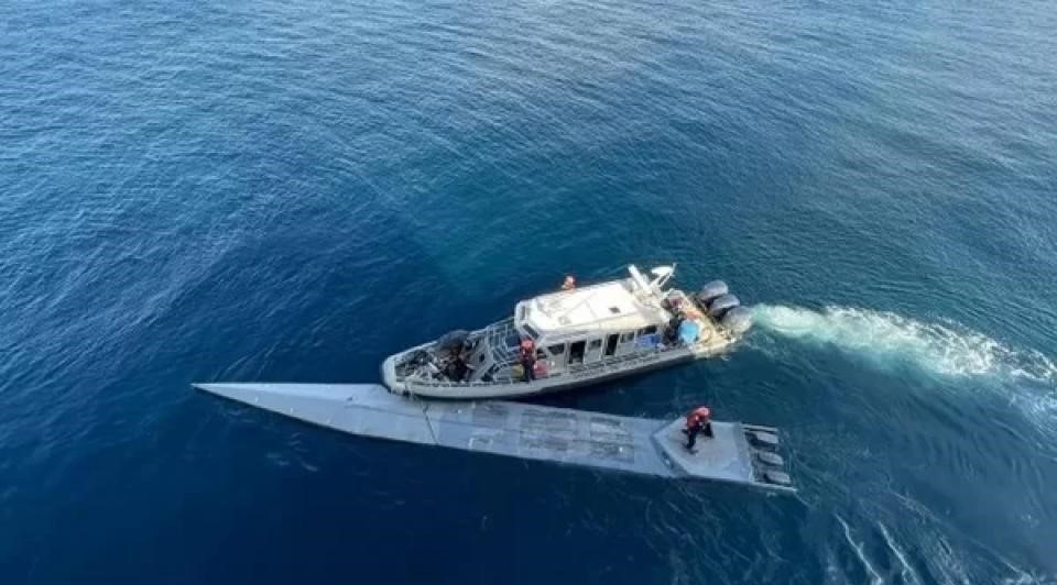 Submarino é achado à deriva com R$ 460 mi em cocaína e 2 corpos