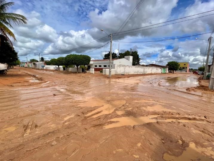 Chuva causa transtornos em municípios do Sertão