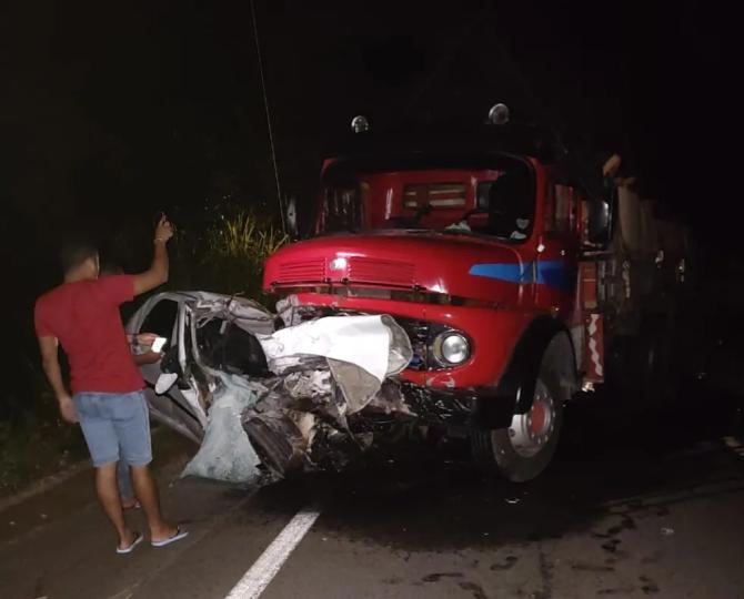 Acidente entre caminhão e carro deixa morto e feridos