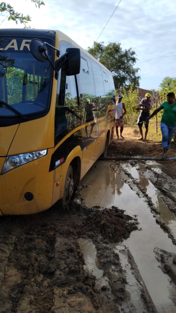 Com vias mal cuidadas, ônibus atola e crianças perdem aula em ST