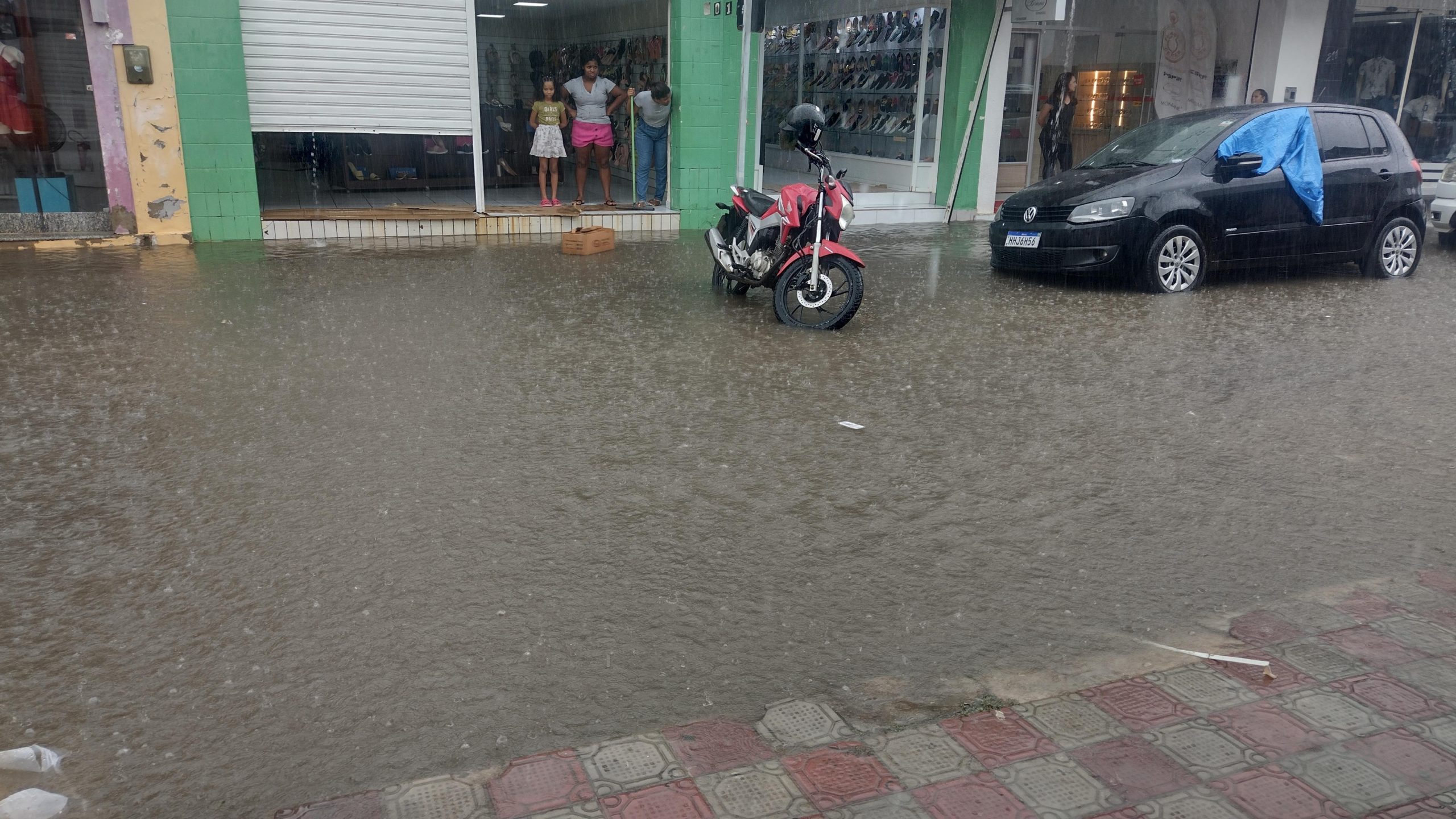 Sábado chuvoso em ST deixa diversos pontos de alagamento