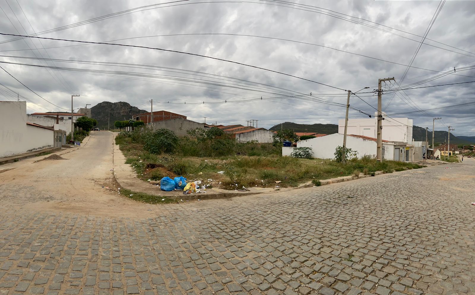 Terreno de praça em Serra Talhada serve para carcaças e bandidos