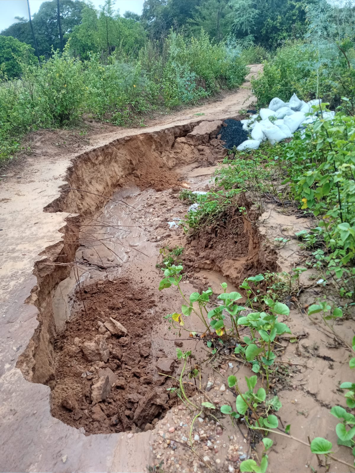 Chuva abre cratera em ST e deixa população temerosa