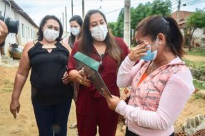 Após conversa com Márcia, Karina entrega o cargo