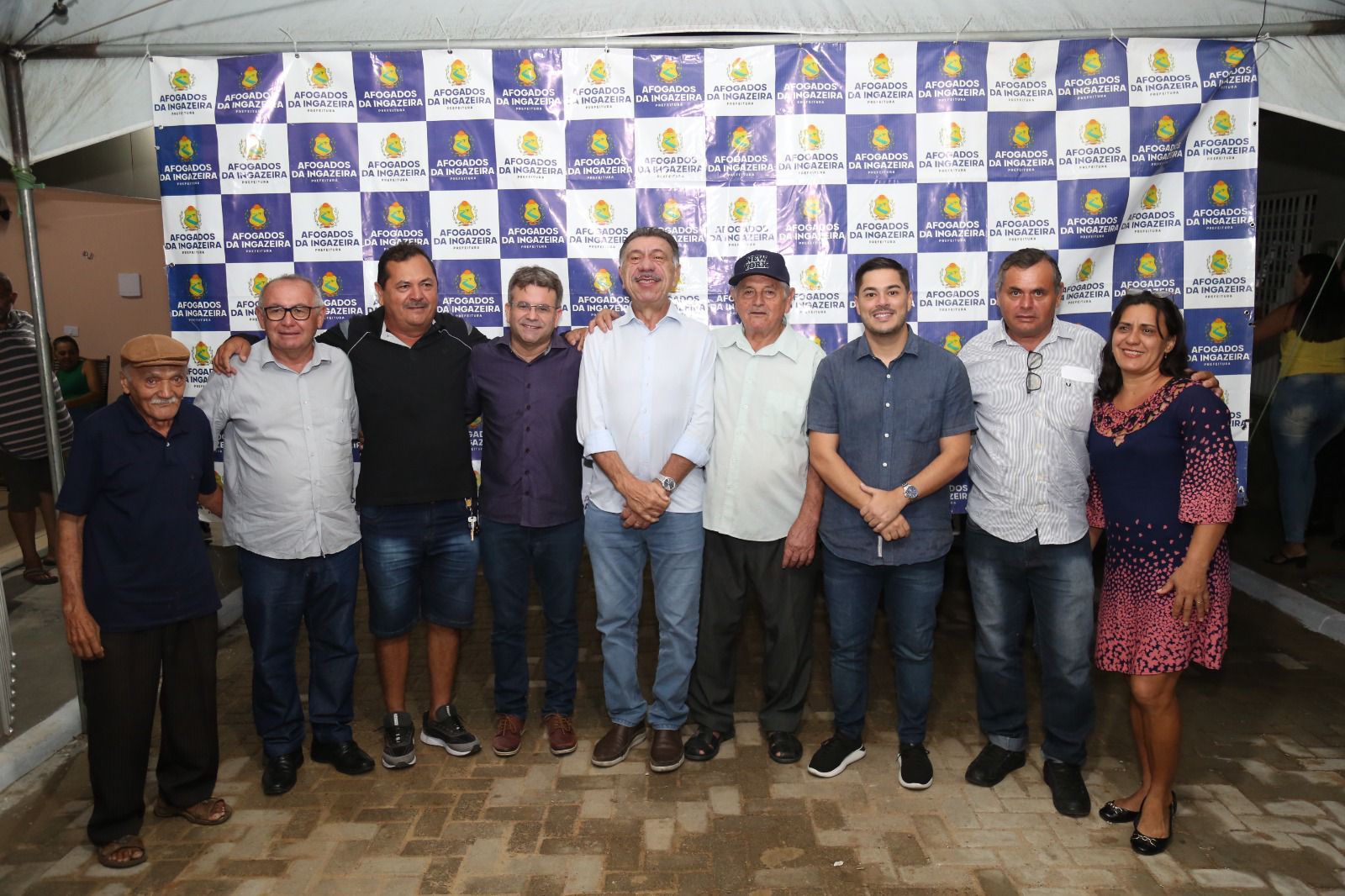 Sandrinho entrega rua pavimentada em Afogados