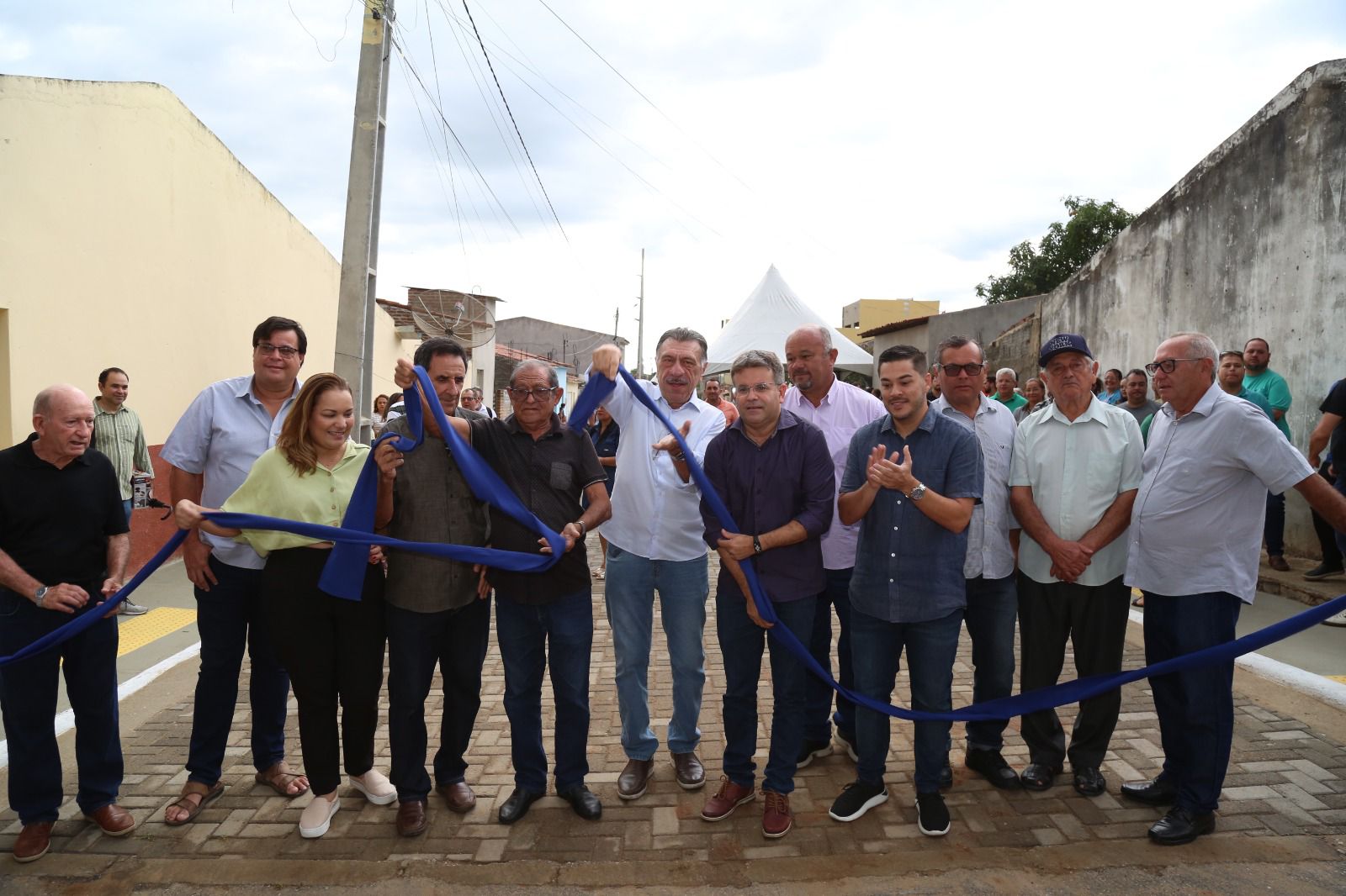 Sandrinho entrega rua pavimentada em Afogados