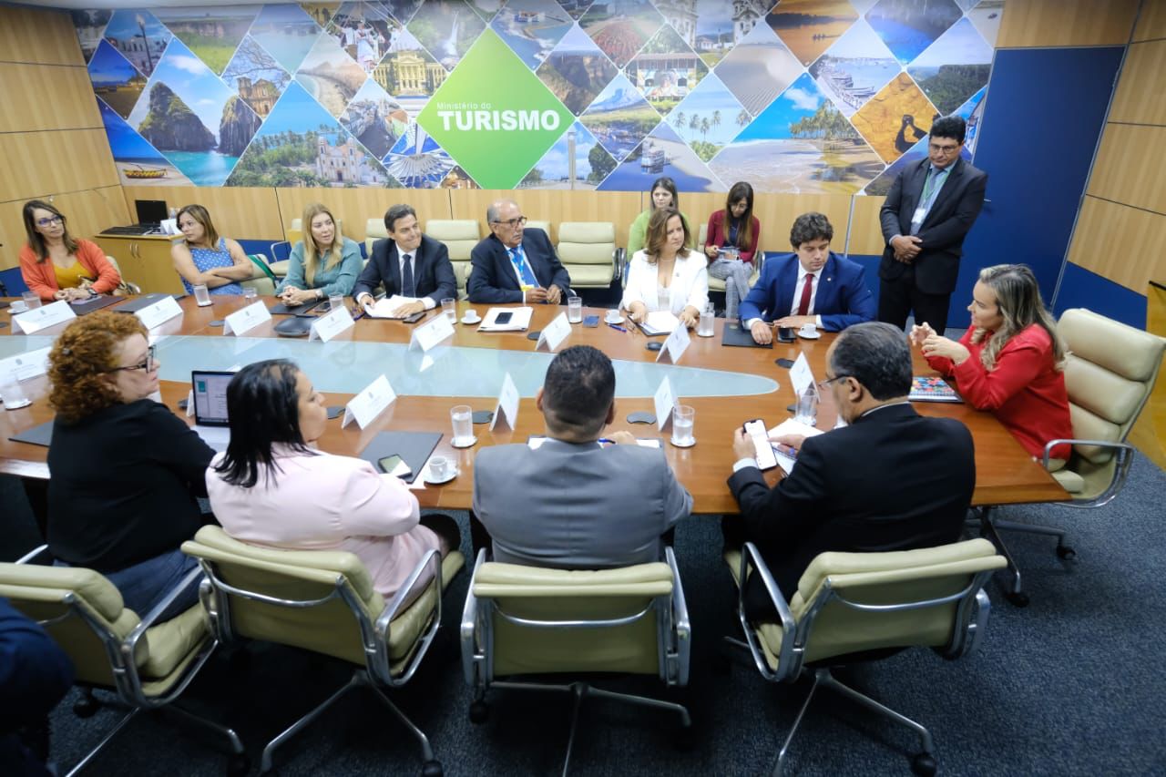 Marconi apresenta projetos à Daniela Carneiro
