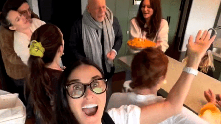 Demi Moore canta parabéns para Bruce Willis no aniversário do ator