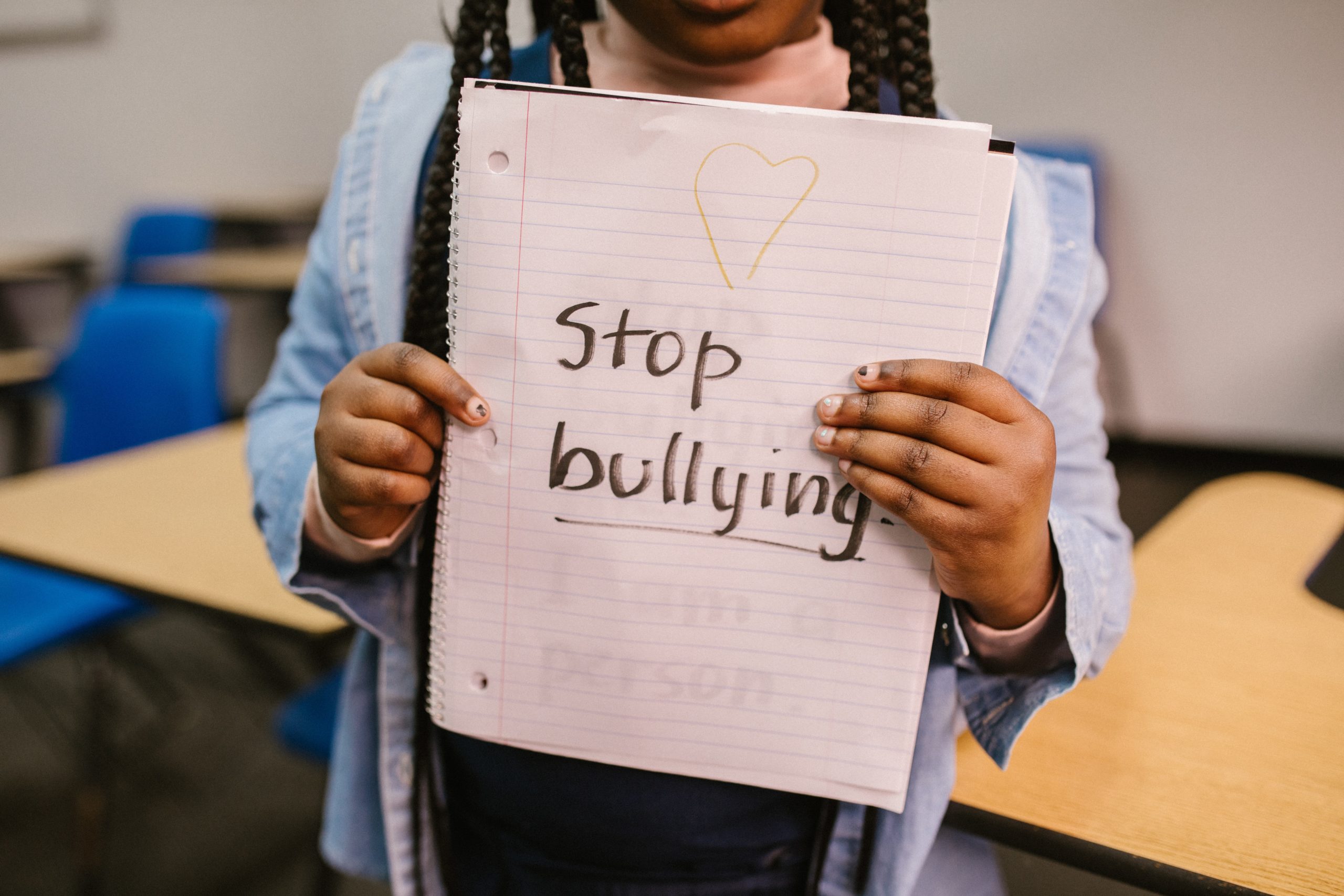 Adolescente sofre bullying em escola de ST; secretário silencia