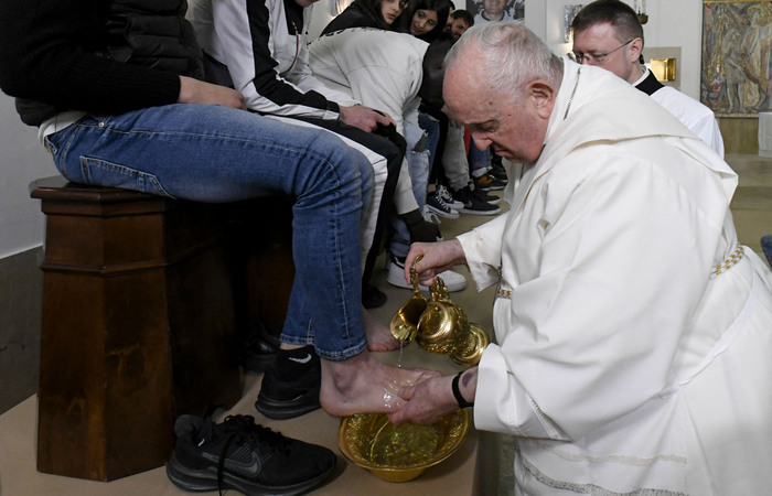Papa lava os pés de 12 menores infratores em ritual