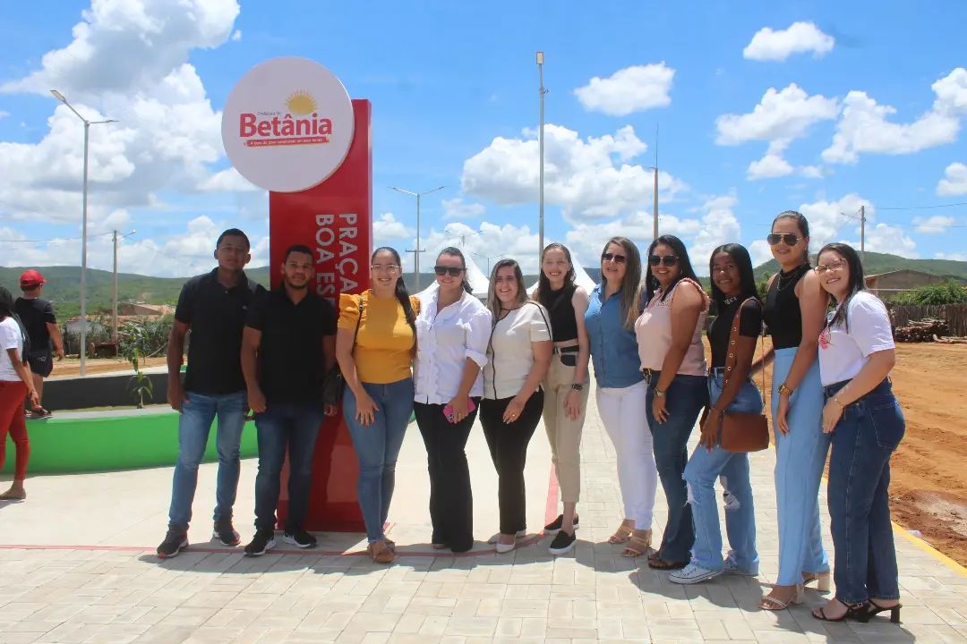 Mario Flor inaugura nova praça em Betânia