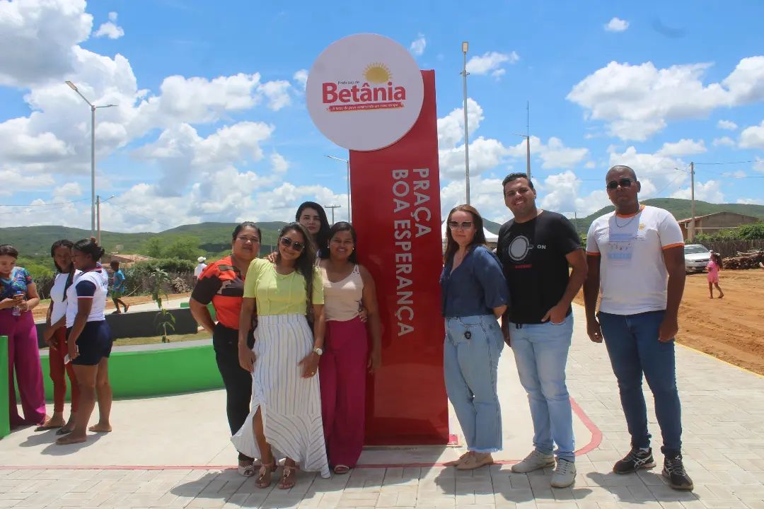 Mario Flor inaugura nova praça em Betânia