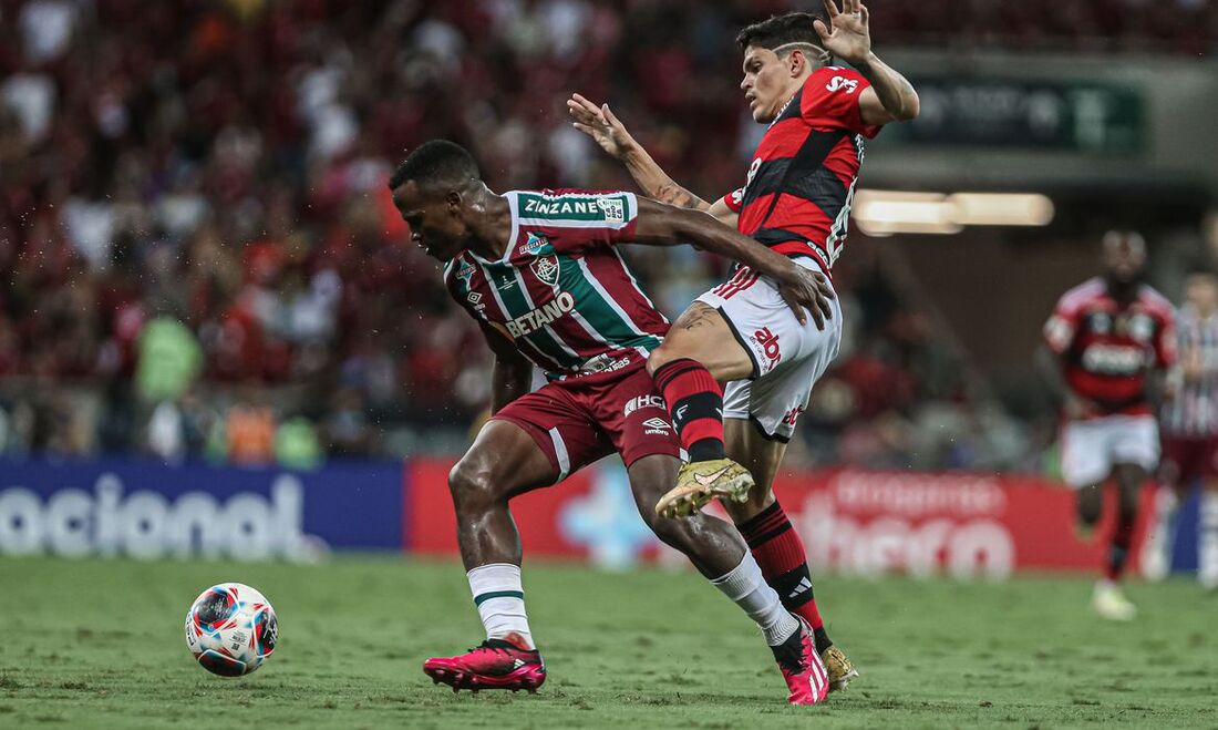 Tiroteio na saída de Flamengo x Fluminense deixa 1 morto e 1 ferido