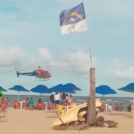 Helicóptero faz voo para afastar banhistas; vídeo
