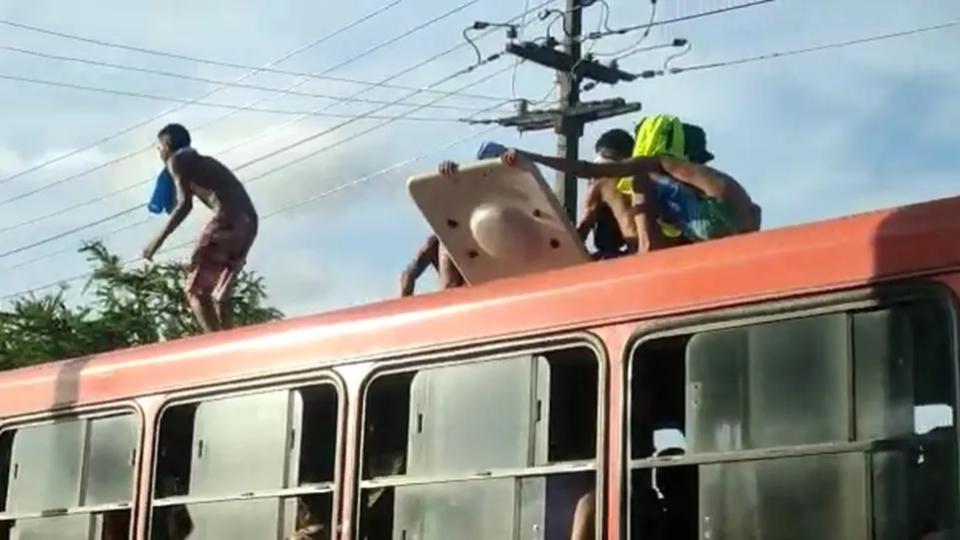 Adolescentes 'surfam' em cima de ônibus; veja vídeo