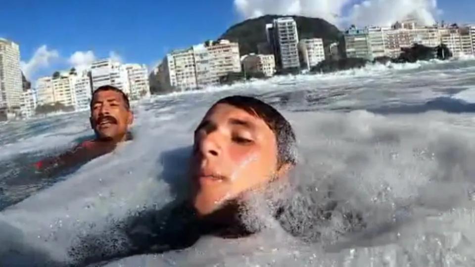 Surfista filma o próprio resgate após quase se afogar