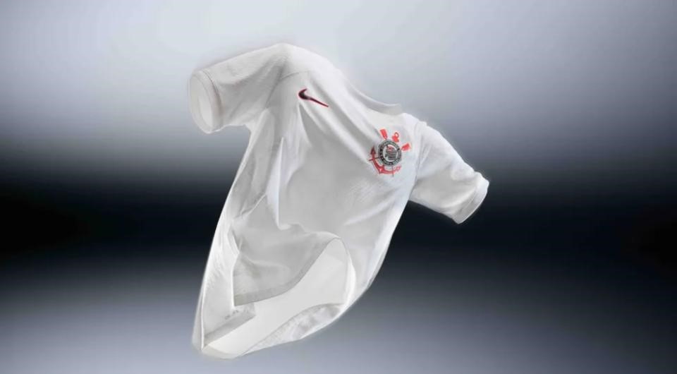 Corinthians lança nova camisa inspirada na 'Democracia Corinthiana'